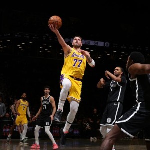 企鹅体育-詹姆斯和东契奇合砍49分 里夫斯复出湖人客场轻取篮网